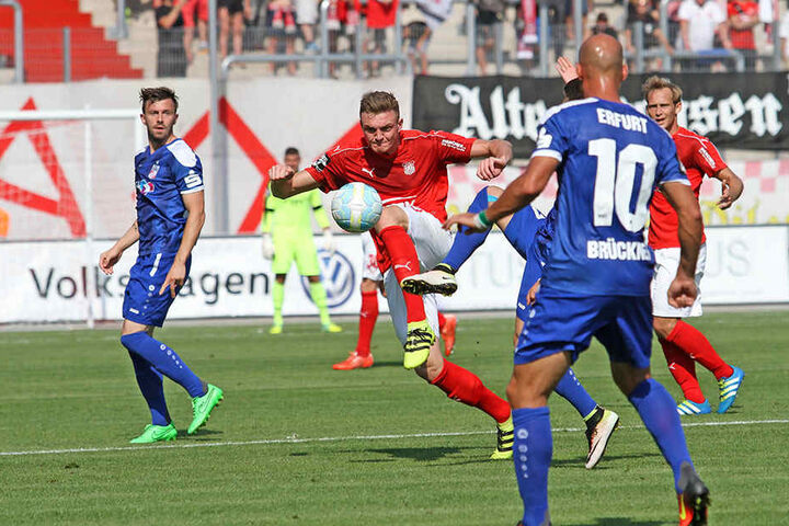 Bevor Alexander Sorge (l.) wieder so gegen den Ball treten kann, wird es auf Grund der heutigen knie-Op ein paar Monate dauern.