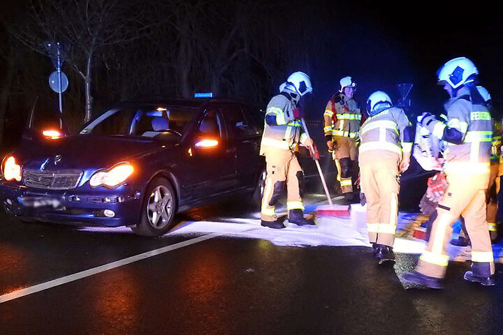 Weil bei dem Verkehrsunfall Betriebsstoffe ausgelaufen waren, rückten die Kameraden der Freiwilligen Feuerwehr Grimma aus, um die Straße zu reinigen und Sprit und Öl zu binden.