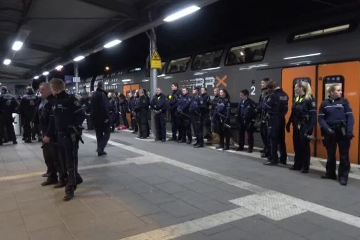 Während des Einsatzes war der Bahnhof komplett gesperrt.