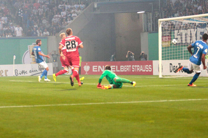 Cebio Soukou (r.) erzielt das 1:0 für den FC Hansa Rostock.