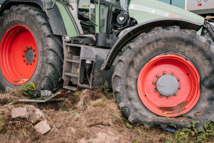 Mit dem Traktor ließen sich die Beiden in die Höhe fahren (Symbolfoto).
