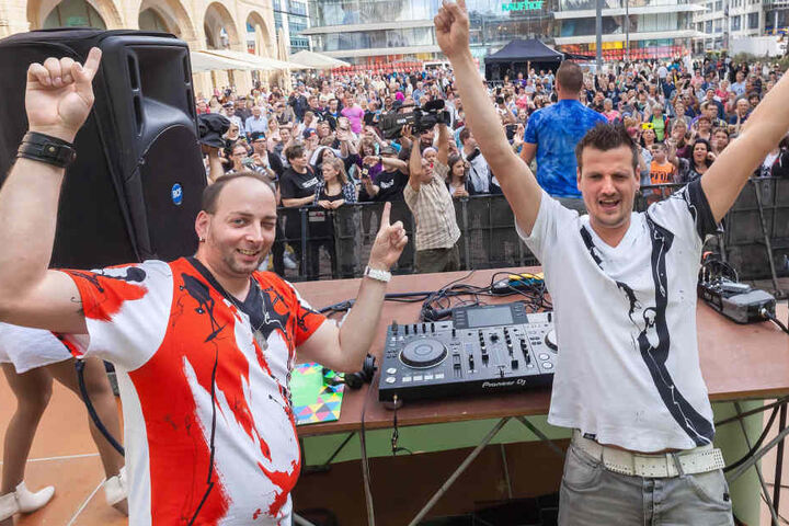Auch die Jungs von Stereoact tragen Shirts aus Chemnitz.