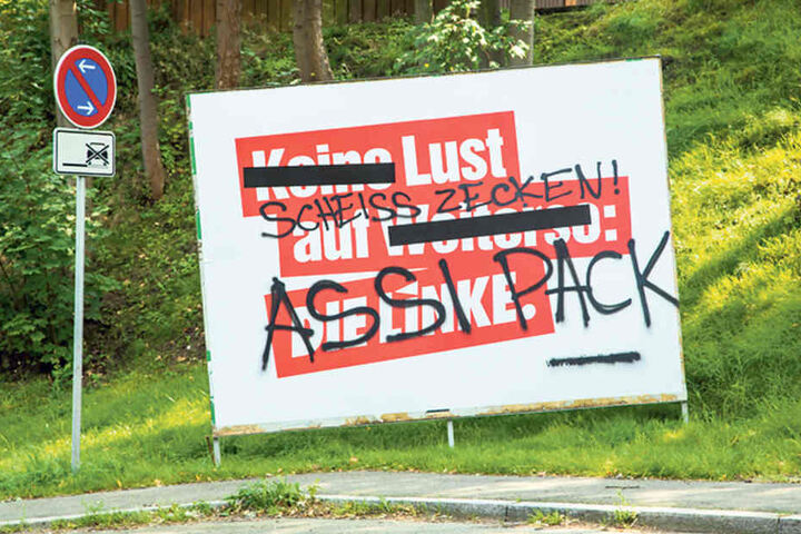 Ein beschmiertes Plakat der Linkspartei im Erzgebirge.