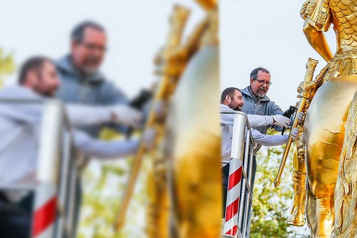 Restaurator Harald Straßburger (64, r.) und Klempnermeister Lars Knoblich (41) befestigen das reparierte Schwert. Mit einem Schaft verstärkt, soll es einer neuen Kletterattacke trotzen.