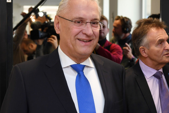 Joachim Herrmann begrüßt die Themengewichtung von Annegret Kramp-Karrenbauer. (Archivbild)