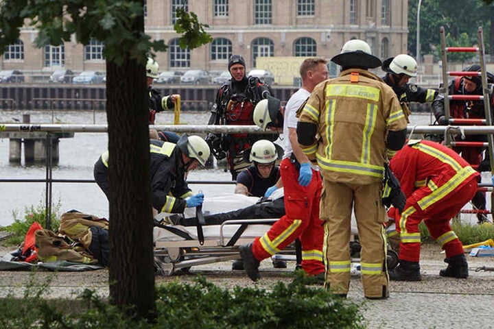 Rettungskräfte verladen die Leiche des Mannes auf einer Trage. Eine Obduktion soll in den laufenden Ermittlungen Klarheit zu den Umständen der Tragödie schaffen.