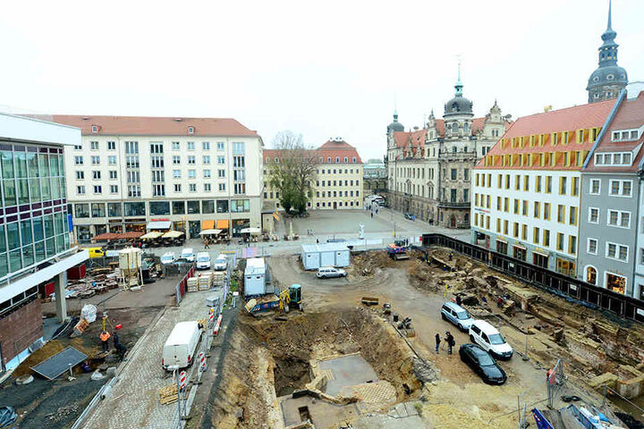 Bis Januar wird die Baustelle an der Schloßstraße noch archäologisch
untersucht. Danach entsteht auf der Fläche ein neues historisches Quartier mit
mehreren Nachbauten aus barocker Zeit.