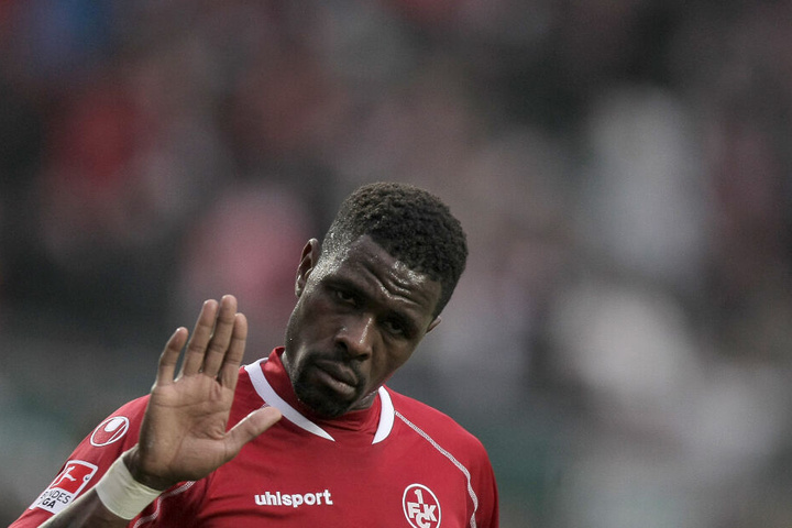 Mohamadou Idrissou im Trikot des 1.FC Kaiserslautern in der Saison 2012/13.