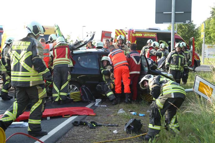 Die drei Peugeot-Insassen waren eingeklemmt. Sie kamen schwer verletzt ins Krankenhaus.