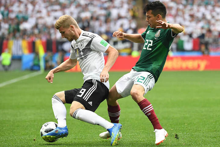 Deutschlands Timo Werner (l.) im Duell mit Mexikos Hirving Lozano.