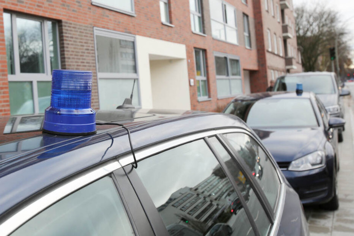 Im Zuge der Festnahme durchsuchten Polizisten ein Mehrfamilienhaus in Hamburg. (Archivbild)