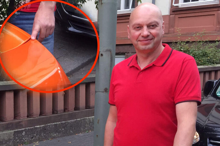 Markus Zahn, Besitzer des Wagens, zeigt auf die Stelle, in die der Esel gebissen hat.