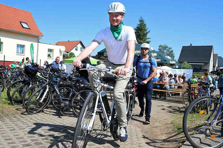 Auch mit von der Partie: Ministerpräsident Michael Kretschmer (43, CDU, links) trat kräftig in die Pedale.