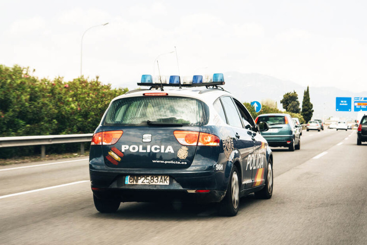 Die spanische Polizei war im Einsatz und ermittelte die Mutter in einer Kneipe (Symbolbild).