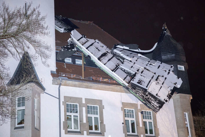 Von dem Dach des Pflegeheims wurden riesige Teile abgerissen.