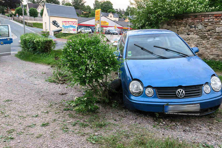 Bei dem Unfall wurden am Samstagabend zwei Personen verletzt.