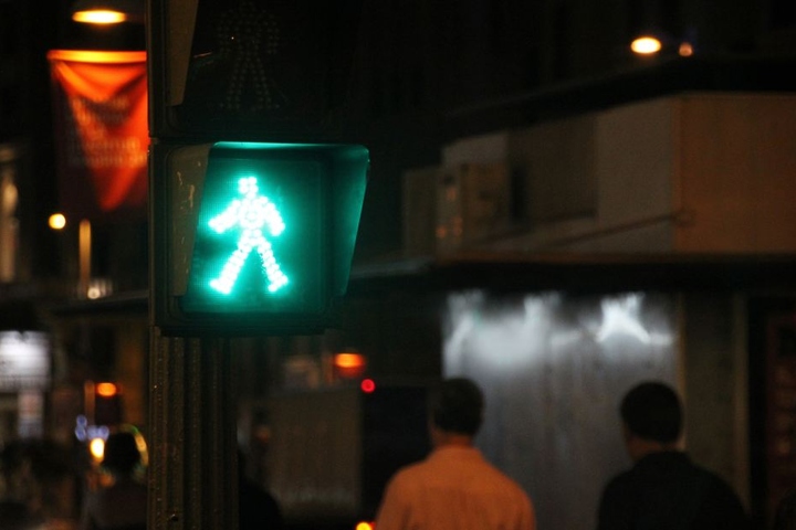 Die Passanten wollten bei grünem Licht über die Straße. (Symbolbild)