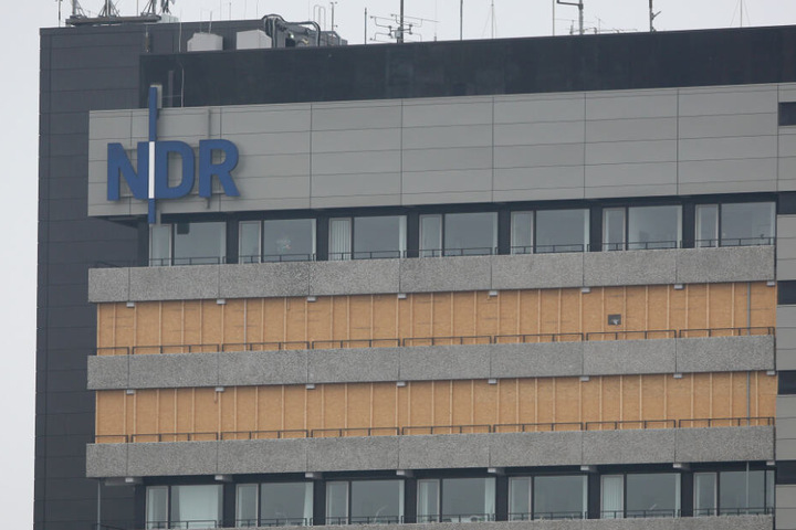 Nach den Asbest-Funden im 14. Stock des NDR-Hochhauses in Lokstedt wurde es geräumt und zwei Etagen von Außen mit Brettern vernagelt.