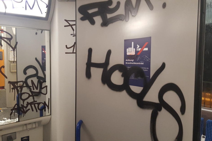 An den Wänden hatten die Randalierer Schmierereien hinterlassen.