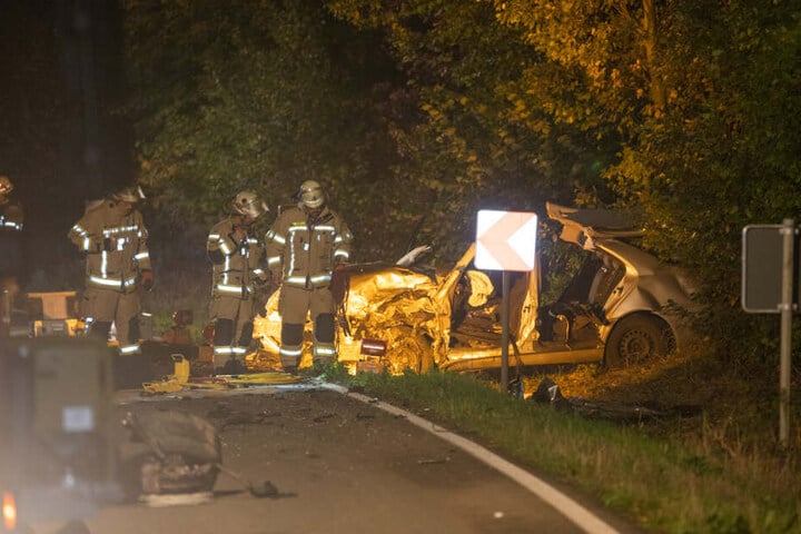 Bei dem Frontalunfall wurden drei Menschen teils schwer verletzt.