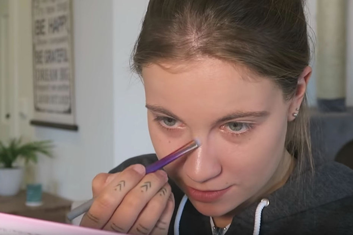 Auch beim Highlighter gibt sie sich große Mühe.