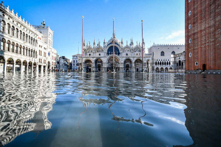 Der Dogenpalast spiegelt sich im Hochwasser auf dem Markusplatz. Der italienische Zivilschutz warnte vor neuen Unwettern mit starkem Wind in der Region Venetien.