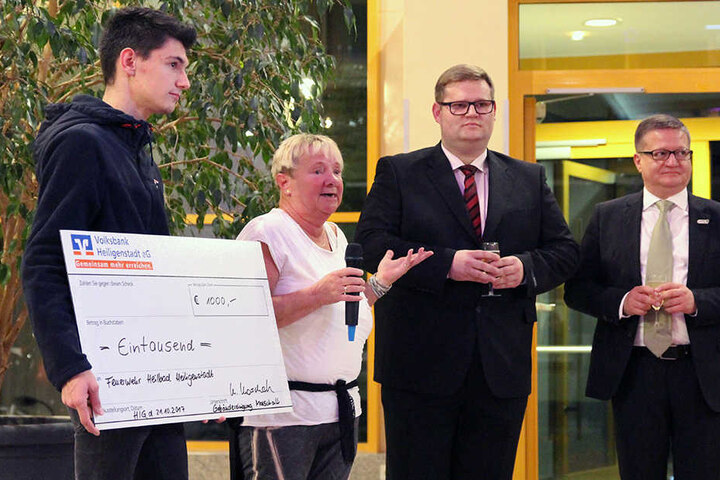 Frau Marschall und ihr Enkel Ramon (l.) bedankten sich bei der Feuerwehr.