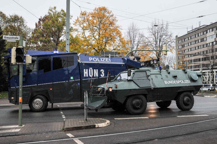 Auch schweres Geschütz der Polizei, wie Wasserwerfer, wurden aufgefahren.