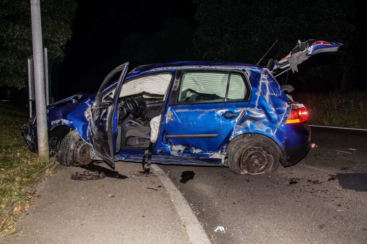 Das Auto ist nach dem Unfall ein Wrack.