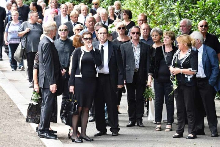 Maria Federowski vorn Tochter Susanne mit Papa Roderich Schmidt. 6.v.re: Dagmar Frederic.
