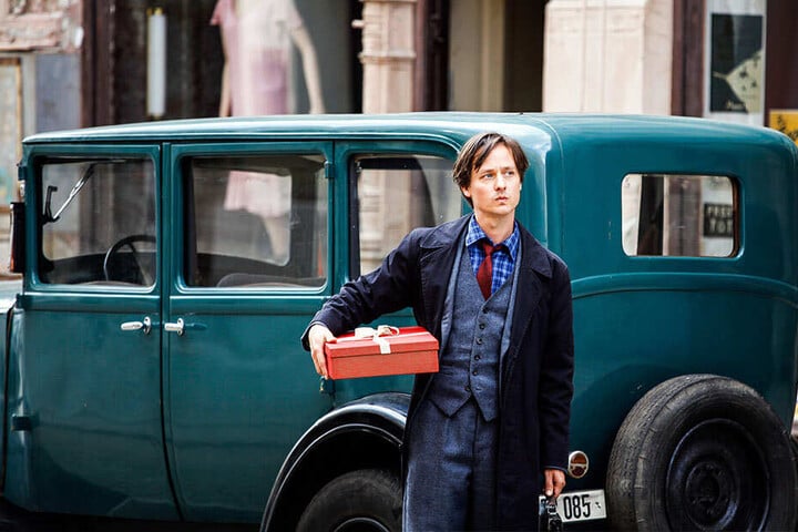 Schauspielstar Tom Schilling (37) verkörpert Kästners "Fabian" in der Neuverfilmung, die derzeit in Görlitz gedreht wird.