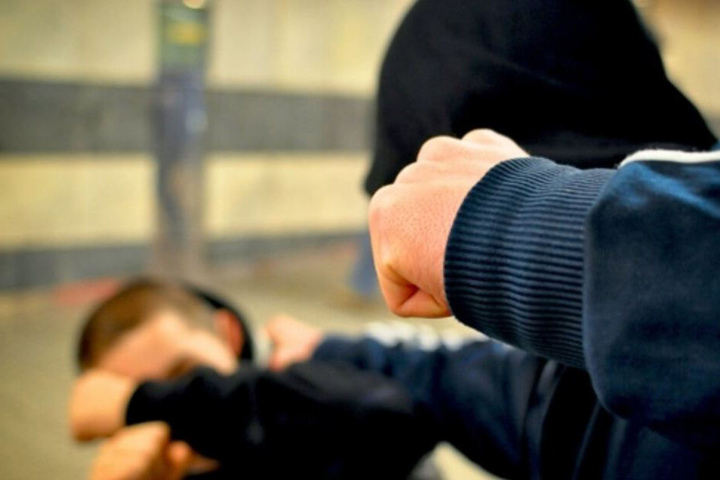 Ein 18-Jähriger wurde bei der Prügelei verletzt.