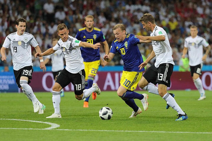 Thomas Müller (r.) arbeitet mit nach hinten und nimmt RB-Leipzig-Profi Emil Forsberg (M.) den Ball ab. Sonst wäre auch noch Joshua Kimmich (Zweiter von links) zur Stelle gewesen. .