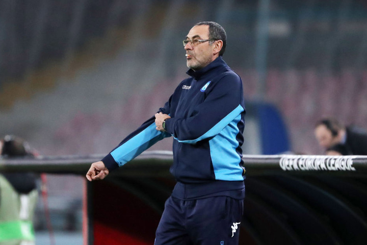 Bekommt am Donnerstag in der Gästekabine einen Extra-Raum zum Rauchen: Neapels Trainer Maurizio Sarri.
