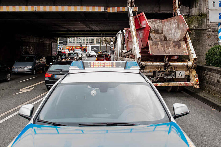 Unter der Brücke ging es nur noch langsam am Lkw vorbei.