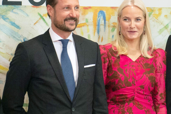 Das Paar schaute sich Ausstellung an und eröffnete sie.