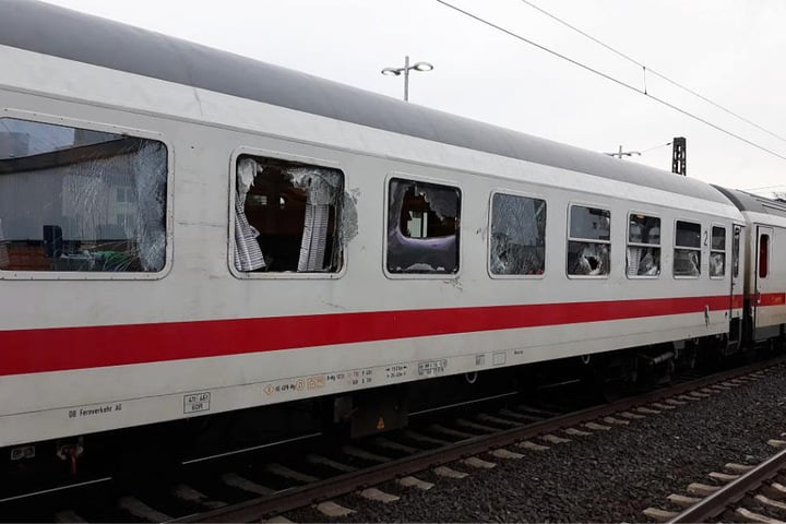 Auch ein Intercity der Deutschen Bahn war betroffen.