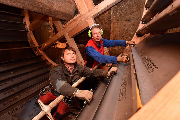 Die Handwerker Dirk Wanke (l.) und Falk Jäpel haben am Donnerstag das neue
Wasserrad der Herklotzmühle eingebaut.