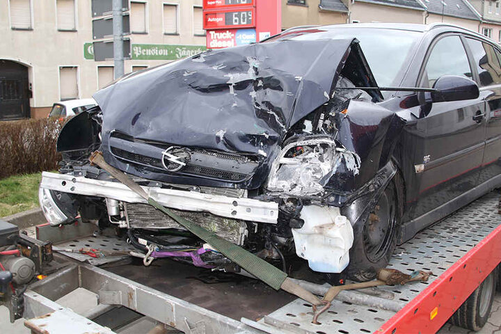 Der Fahrer des Opels wurde bei dem Unfall schwer verletzt.