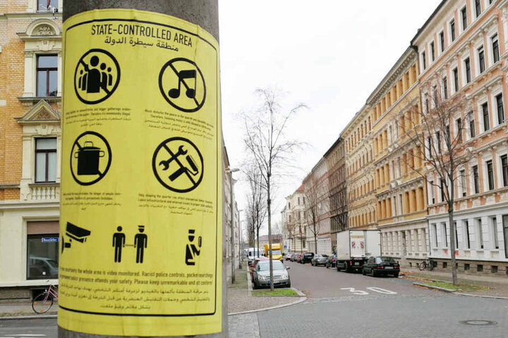 Zahlreicher solcher in arabischer und englischer Sprache verfassten Satire-Klebezettel wurden auf Laternenmasten um die Eisenbahnstraße angebracht.