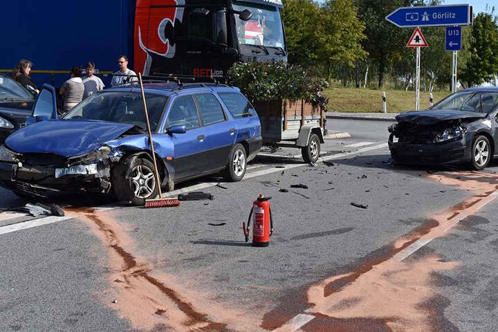 Die Polizei nahm den Unfall auf. Es entstand Sachschaden. Drei Personen wurden verletzt.