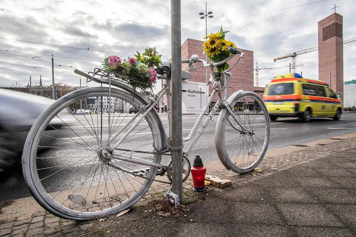 Das weiße Fahrrad am Leipziger Innenstadtring erinnert an ein 16-jähriges Mädchen, das im April von einem abbiegenden Lkw überfahren wurde und verstarb.