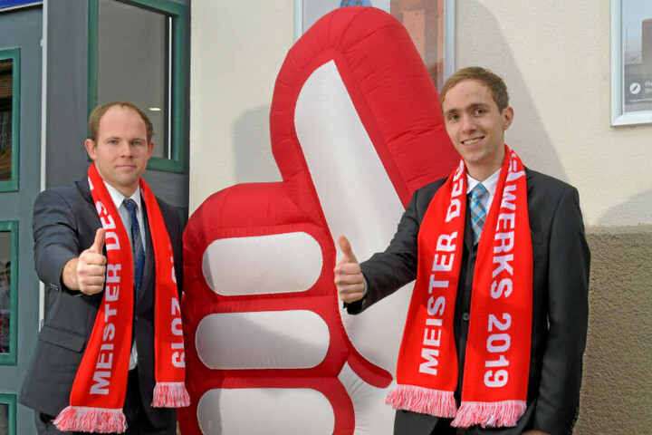 Sie haben's gemeistert: Die Brüder Philipp (24, li.) und Patrick Janzon (22) hatten Samstag Grund zum Feiern.
