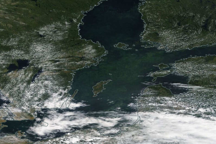 Vor der Küste Skandinaviens ist ein grünlicher Schleier zu erkennen.