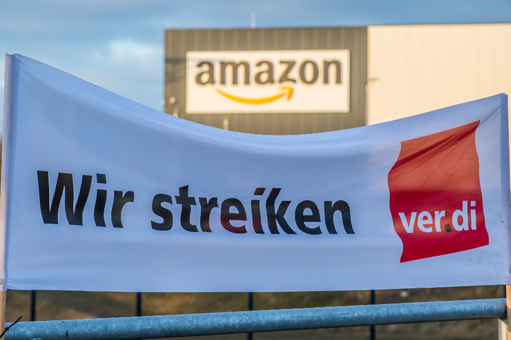 Die Beschäftigten des Onlinehändlers fordern eine bessere Entlohnung.