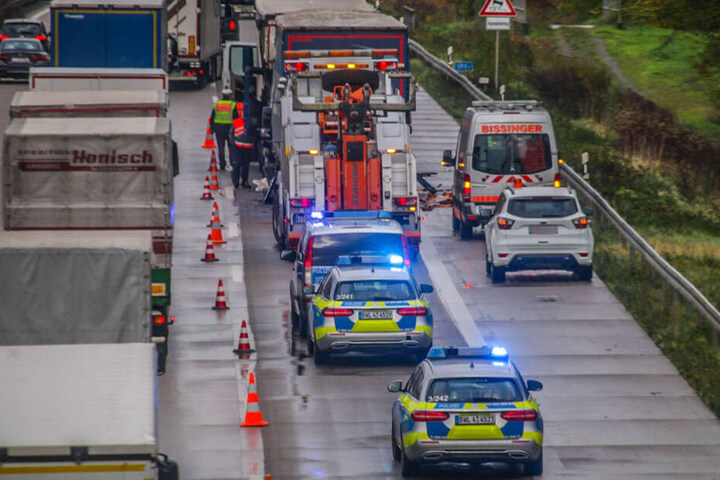Die Polizei geht an der Unfallstelle ihrer Arbeit nach.