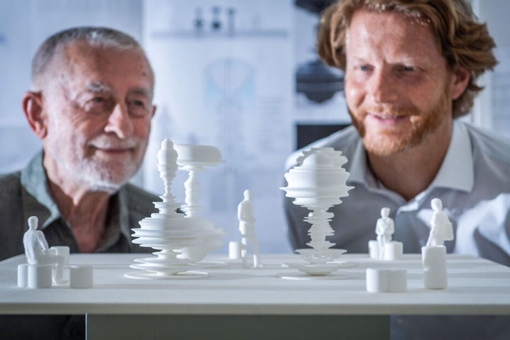 Die Juroren Carl Clauss Dietel (85, l.) und Michael Stötzer (46) mit dem Entwurf des neuen Marktbrunnens.