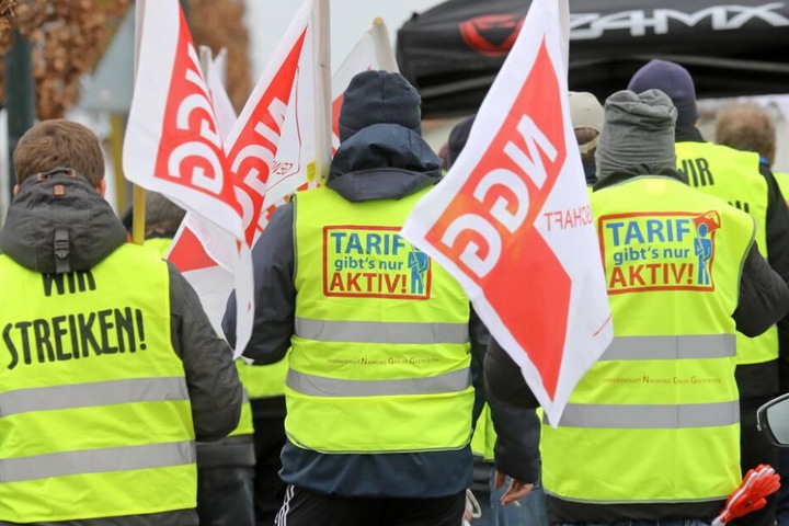 Die Gewerkschaft NGG demonstriert am Donnerstag in Bielefeld. (Symbolbild)