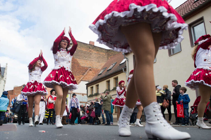Die Parade ist der Höhepunkt des Straßenkarnevals in der Domstadt.