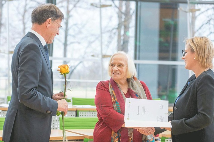 Sozialministerin Barbara Klepsch überreicht Erika Gärtner eine Dankes-Urkunde. Landtagspräsident Matthias Rößler hält eine Rose für seine alte Klassenlehrerin bereit. Erika Gärtner erinnert sich: "Er war ein guter, hilfsbereiter und ehrgeiziger Schüler."
